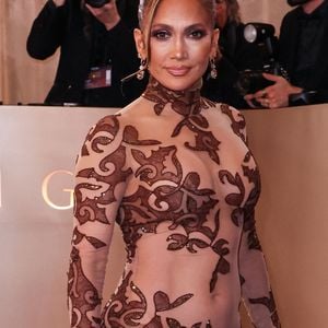 Enfin, soutenir la fermeté passe aussi par une bonne hygiène de vie et des soins adaptés.

Jennifer Lopez - Beverly Hills, CA 83e cérémonie annuelle des Golden Globe Awards à l'hôtel Beverly Hilton le 11 janvier 2026 à Beverly Hills, Los Angeles, Californie, États-Unis

Backgrid USA / Bestimage
