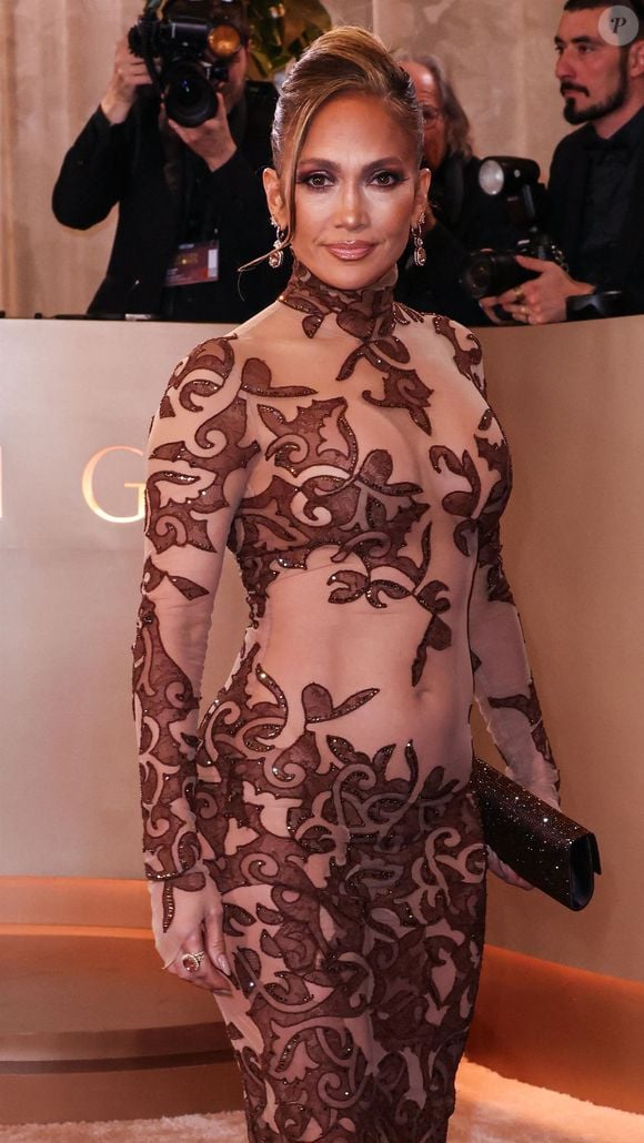 Enfin, soutenir la fermeté passe aussi par une bonne hygiène de vie et des soins adaptés.

Jennifer Lopez - Beverly Hills, CA 83e cérémonie annuelle des Golden Globe Awards à l'hôtel Beverly Hilton le 11 janvier 2026 à Beverly Hills, Los Angeles, Californie, États-Unis

Backgrid USA / Bestimage