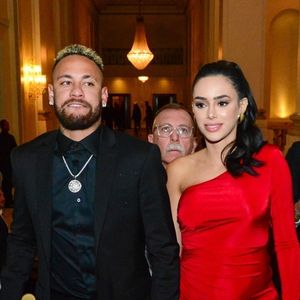 Neymar Jr et sa compagne Bruna Biancardi lors de la deuxième édition du « Prêmio Fui Clear 2023 » au Palace Hotel Copacabana à Rio de Janeiro, au Brésil, le 27 juin 2023.