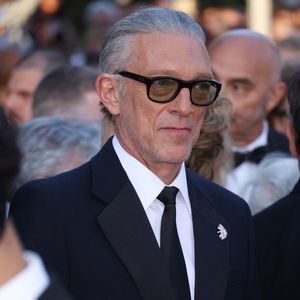 Il y incarne un acteur après un accident de voiture, dans un désert filmé en noir et blanc.
Vincent Cassel - Montée des marches du film « Karma » lors du 79ème Festival International du Film de Cannes, le 16 mai 2026. © Denis Guignebourg / Bestimage
