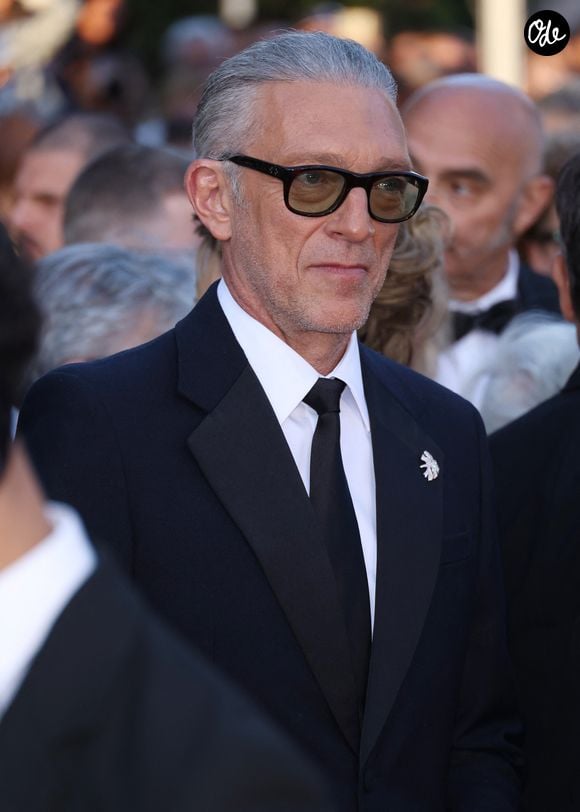 Il y incarne un acteur après un accident de voiture, dans un désert filmé en noir et blanc.
Vincent Cassel - Montée des marches du film « Karma » lors du 79ème Festival International du Film de Cannes, le 16 mai 2026. © Denis Guignebourg / Bestimage