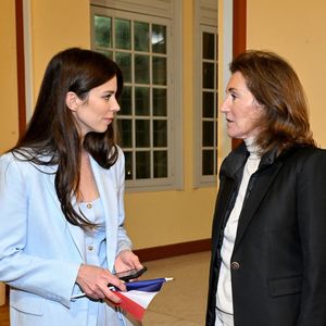Louis Sarkozy durant son premier meeting de campagne pour les prochaines élections municipales à Menton entouré de ses colistiers, de sa femme Natali, de sa mère Cécilia Attias venu avec son mari Richard Attias au Palais de l'Europe, le 12 mars 2026. © Bruno Bebert / Bestimage