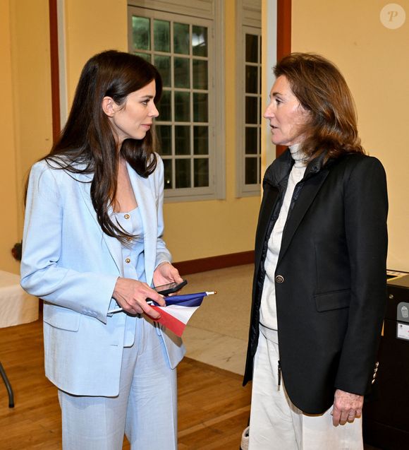 Louis Sarkozy durant son premier meeting de campagne pour les prochaines élections municipales à Menton entouré de ses colistiers, de sa femme Natali, de sa mère Cécilia Attias venu avec son mari Richard Attias au Palais de l'Europe, le 12 mars 2026. © Bruno Bebert / Bestimage