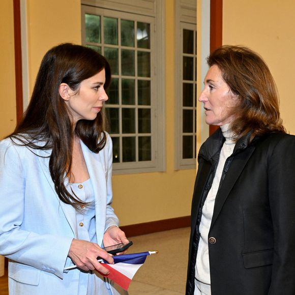 Louis Sarkozy durant son premier meeting de campagne pour les prochaines élections municipales à Menton entouré de ses colistiers, de sa femme Natali, de sa mère Cécilia Attias venu avec son mari Richard Attias au Palais de l'Europe, le 12 mars 2026. © Bruno Bebert / Bestimage
