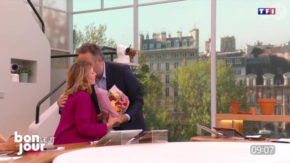 Bruce Toussaint fait ses adieux à Garance Pardigon qui quitte l'antenne de TF1 pour entamer son congé maternité.
Crédit : Bonjour/TF1