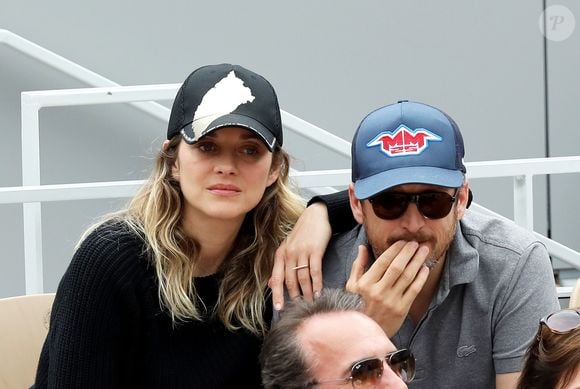 Marion Cotillard et son compagnon Guillaume Canet - People dans les tribunes lors de la finale messieurs des internationaux de France de tennis de Roland Garros 2019 à Paris le 9 juin 2019. © Jacovides-Moreau/Bestimage