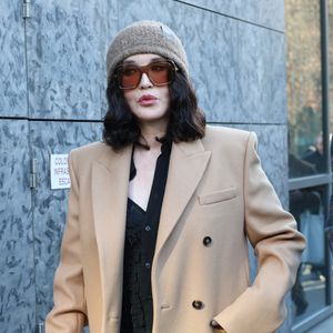 Isabelle Adjani - Les célébrités au défilé Stella McCartney "Collection Prêt-à-Porter Automne/Hiver 2025-2026" lors de la Fashion Week de Paris (PFW), le 5 mars 2025.