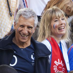 Nagui et sa femme Mélanie Page - Célébrités dans les tribunes du match du groupe D de l'Euro 2024 entre l'équipe de France face à l'Autriche (1-0) à Dusseldorf en Allemagne le 17 juin 2024. © Cyril Moreau/Bestimage