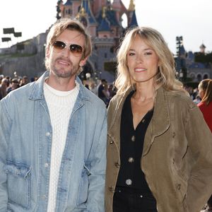 "On était avec nos conjoints respectifs. On s'est super bien entendus, c'était très cool" a révélé Élodie Fontan. La suite a finalement donné lieu à une belle histoire d’amour. 

Philippe Lacheau et Élodie Fontan au lancement du Disney Music Festival à Disneyland Paris le 26 avril 2025. 

© Coadic Guirec / Bestimage