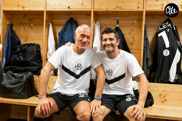 Didier Deschamps et Bixente Lizarazu - Backstage du match de football caritatif du Variétés Club de France contre les légendes des Avirons Bayonnais au profit des associations "Pièces Jaunes" et "Centre Hospitalier de la Côte Basque - Service Pédiatrie" à Bayonne le 19 octobre 2022. 12.000 € ont été récoltés après la victoire du Variétés 2-1 contre les légendes des Avirons Bayonnais. © Pierre Perusseau/Bestimage
