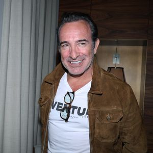 Jean Dujardin - Vernissage de l'exposition photos et du livre "La Boxe fait son cinéma" à l’hôtel Brach à Paris le 23 Septembre 2025. Ces clichés rendent hommage à plus de cinquante acteurs immortalisés dans des scènes où le noble art rencontre le 7ème art. © Denis Guignebourg/Bestimage