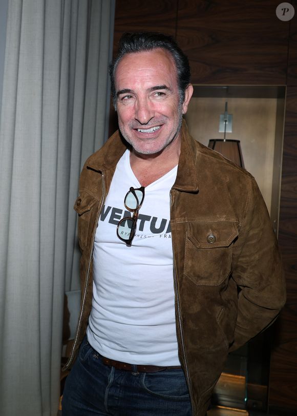 Jean Dujardin - Vernissage de l'exposition photos et du livre "La Boxe fait son cinéma" à l’hôtel Brach à Paris le 23 Septembre 2025. Ces clichés rendent hommage à plus de cinquante acteurs immortalisés dans des scènes où le noble art rencontre le 7ème art. © Denis Guignebourg/Bestimage
