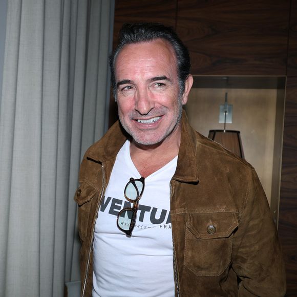 Jean Dujardin - Vernissage de l'exposition photos et du livre "La Boxe fait son cinéma" à l’hôtel Brach à Paris le 23 Septembre 2025. Ces clichés rendent hommage à plus de cinquante acteurs immortalisés dans des scènes où le noble art rencontre le 7ème art. © Denis Guignebourg/Bestimage