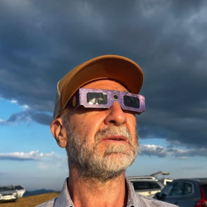 Éric Cantona et Rachida Brakni ont partagé plusieurs stories le 12 août, montrant qu’ils étaient "aux premières loges" pour observer l’éclipse solaire depuis les Hautes-Alpes.