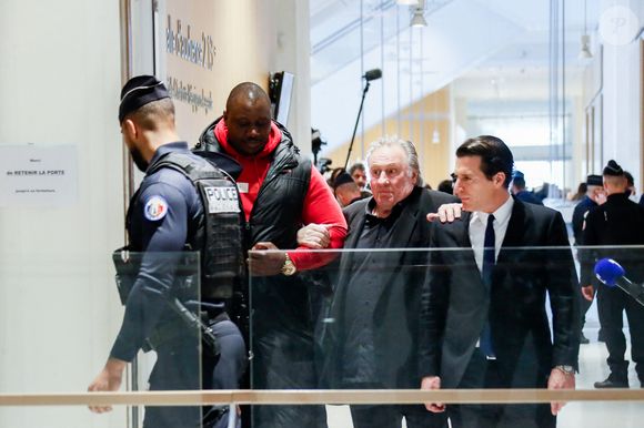 Gérard Depardieu, accompagné de son avocat Jérémie Assous à son procès pour agressions sexuelles sur deux femmes lors d'un tournage de film en 2021, au tribunal correctionnel de Paris, France, le 27 mars 2025. Depardieu, 76 ans, qui a réalisé plus de 200 films et séries télévisées, a été accusé de comportement inapproprié par une vingtaine de femmes, mais c'est la première affaire à être jugée. Les deux plaignantes - Amélie, 54 ans, décoratrice, et Sarah (nom modifié), 34 ans, assistante réalisatrice - allèguent une agression sexuelle lors du tournage en 2021 de « Les Volets Verts » du réalisateur Jean Becker. © Christophe Clovis/Bestimage