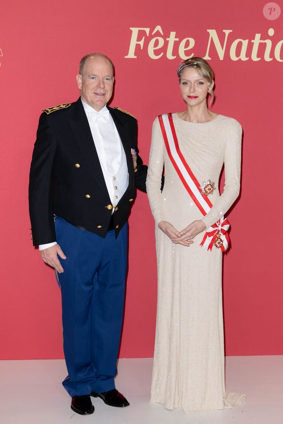 Le prince Albert II de Monaco, La princesse Charlène de Monaco - La famille princière de Monaco arrive au gala "Bonsoir Monte-Carlo - Grande revue - Josephine Baker" à l'opéra de Monte-Carlo à l'occasion de la fête nationale le 19 novembre 2025.

© Olivier Huitel / Pool Monaco / Bestimage