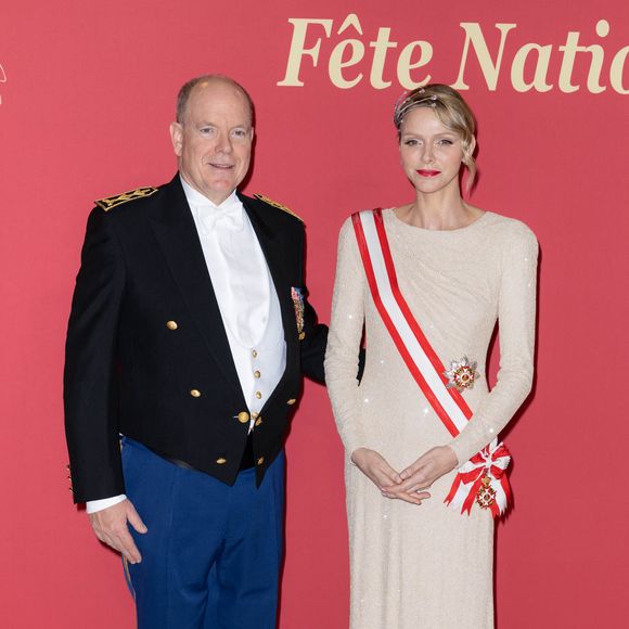Le prince Albert II de Monaco, La princesse Charlène de Monaco - La famille princière de Monaco arrive au gala "Bonsoir Monte-Carlo - Grande revue - Josephine Baker" à l'opéra de Monte-Carlo à l'occasion de la fête nationale le 19 novembre 2025.

© Olivier Huitel / Pool Monaco / Bestimage