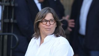Alexandra et Clarisse, les filles de Philippe Labro, se serrent les coudes dans un moment de recueillement