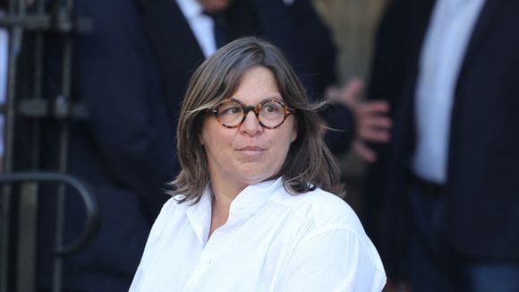 Alexandra et Clarisse, les filles de Philippe Labro, se serrent les coudes dans un moment de recueillement