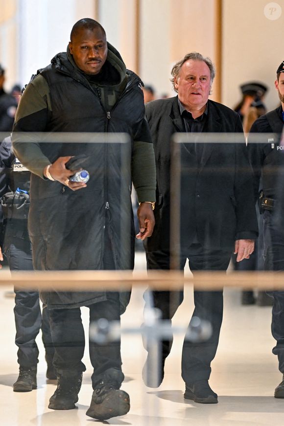 Gérard Depardieu à la sortie du premier jour de son procès pour agressions sexuelles sur deux femmes lors d'un tournage de film en 2021, au tribunal correctionnel de Paris, France, le 24 mars 2025. Depardieu, 76 ans, qui a réalisé plus de 200 films et séries télévisées, a été accusé de comportement inapproprié par une vingtaine de femmes, mais c'est la première affaire à être jugée. Les deux plaignantes - Amélie, 54 ans, décoratrice, et Sarah (nom modifié), 34 ans, assistante réalisatrice - allèguent une agression sexuelle lors du tournage en 2021 de « Les Volets Verts » du réalisateur Jean Becker. © Pierre Perusseau/Bestimage