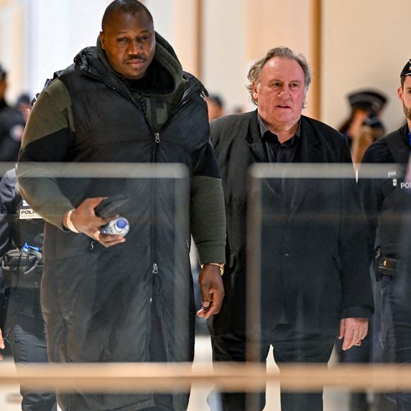 Gérard Depardieu à la sortie du premier jour de son procès pour agressions sexuelles sur deux femmes lors d'un tournage de film en 2021, au tribunal correctionnel de Paris, France, le 24 mars 2025. Depardieu, 76 ans, qui a réalisé plus de 200 films et séries télévisées, a été accusé de comportement inapproprié par une vingtaine de femmes, mais c'est la première affaire à être jugée. Les deux plaignantes - Amélie, 54 ans, décoratrice, et Sarah (nom modifié), 34 ans, assistante réalisatrice - allèguent une agression sexuelle lors du tournage en 2021 de « Les Volets Verts » du réalisateur Jean Becker. © Pierre Perusseau/Bestimage