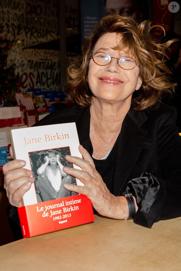 Les plus jeunes auraient été approchées via Snapchat avant d'être dirigés par des commanditaires, qui ont l'habitude de s'attaquer aux célébrités. 

Jane Birkin dédicace son livre "Post-Scriptum" à la librairie Filigranes à Bruxelles en Belgique le 25 novembre 2019. (ALAIN ROLLAND/ IMAGEBUZZ/ BESTIMAGE).