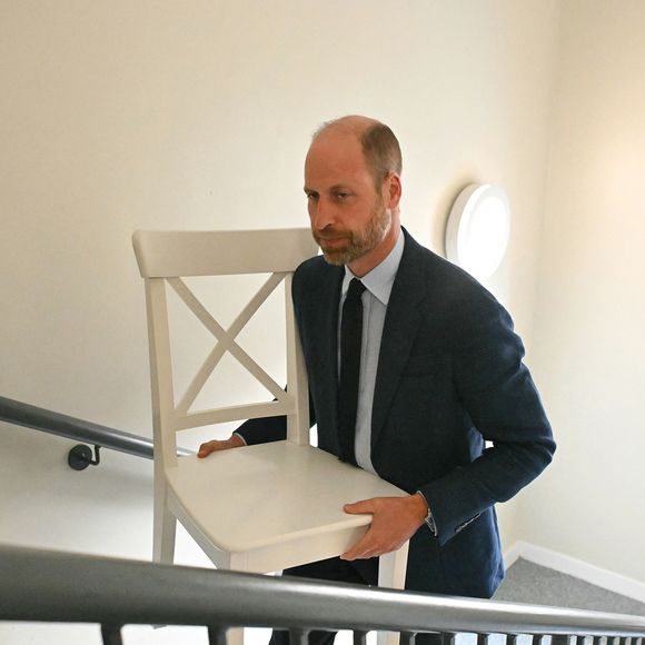 Le prince William aide un locataire à transporter des meubles dans son nouvel appartement lors d'une visite à l'association de logement social Langstane, à Aberdeen le 30 juin 2026.
Andy Buchanan/WPA-Pool/Julien Burton/ Bestimage