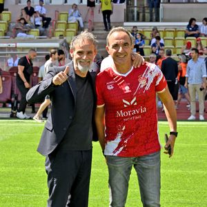 Marco Simone et Nikos Aliagas lors du match de football caritatif au stade Louis II de Monaco opposant les Barbagiuans aux pilotes de l'équipe Nazionale Piloti dans le cadre de la "Racing Stars Football Cup" le 3 juin 2026.
Depuis 35 ans, des pilotes automobiles participent chaque année à un match de football caritatif organisé à Monaco. Ce " match des pilotes " a accueilli tous les plus grands de la Formule 1, y compris Michael Schumacher. En 2025, une nouvelle mouture a vu le jour, la Racing Stars Football Cup, sous la houlette de Louis Ducruet, le fils de la princesse Stéphanie. Ce 3 juin 2026, avait lieu la deuxième édition de l'événement caritatif, organisé au profit de deux associations.
Les fonds récoltés lors de l'événement seront reversés à deux associations. La première est " Mercy Ships ", qui déploie des navires-hôpitaux afin d'offrir des soins chirurgicaux gratuits en Afrique. La seconde association est " Les Soins de l'espoir ", qui est engagée auprès d'enfants et d'adultes défavorisés en Asie du Sud-Est, notamment au Vietnam.
Les Barbagiuans ont remporté le match 6 - 2

© Bruno Bebert / Bestimage