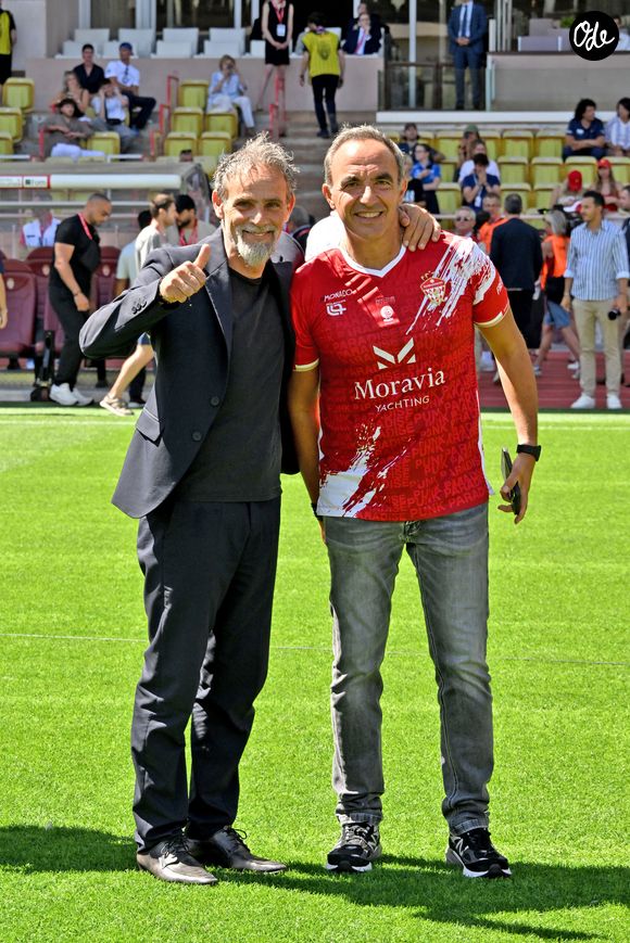 Marco Simone et Nikos Aliagas lors du match de football caritatif au stade Louis II de Monaco opposant les Barbagiuans aux pilotes de l'équipe Nazionale Piloti dans le cadre de la "Racing Stars Football Cup" le 3 juin 2026.
Depuis 35 ans, des pilotes automobiles participent chaque année à un match de football caritatif organisé à Monaco. Ce " match des pilotes " a accueilli tous les plus grands de la Formule 1, y compris Michael Schumacher. En 2025, une nouvelle mouture a vu le jour, la Racing Stars Football Cup, sous la houlette de Louis Ducruet, le fils de la princesse Stéphanie. Ce 3 juin 2026, avait lieu la deuxième édition de l'événement caritatif, organisé au profit de deux associations.
Les fonds récoltés lors de l'événement seront reversés à deux associations. La première est " Mercy Ships ", qui déploie des navires-hôpitaux afin d'offrir des soins chirurgicaux gratuits en Afrique. La seconde association est " Les Soins de l'espoir ", qui est engagée auprès d'enfants et d'adultes défavorisés en Asie du Sud-Est, notamment au Vietnam.
Les Barbagiuans ont remporté le match 6 - 2

© Bruno Bebert / Bestimage