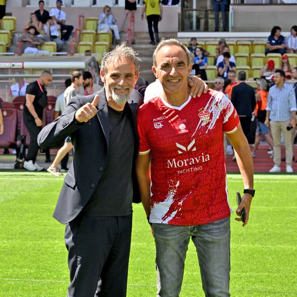 Marco Simone et Nikos Aliagas lors du match de football caritatif au stade Louis II de Monaco opposant les Barbagiuans aux pilotes de l'équipe Nazionale Piloti dans le cadre de la "Racing Stars Football Cup" le 3 juin 2026.
Depuis 35 ans, des pilotes automobiles participent chaque année à un match de football caritatif organisé à Monaco. Ce " match des pilotes " a accueilli tous les plus grands de la Formule 1, y compris Michael Schumacher. En 2025, une nouvelle mouture a vu le jour, la Racing Stars Football Cup, sous la houlette de Louis Ducruet, le fils de la princesse Stéphanie. Ce 3 juin 2026, avait lieu la deuxième édition de l'événement caritatif, organisé au profit de deux associations.
Les fonds récoltés lors de l'événement seront reversés à deux associations. La première est " Mercy Ships ", qui déploie des navires-hôpitaux afin d'offrir des soins chirurgicaux gratuits en Afrique. La seconde association est " Les Soins de l'espoir ", qui est engagée auprès d'enfants et d'adultes défavorisés en Asie du Sud-Est, notamment au Vietnam.
Les Barbagiuans ont remporté le match 6 - 2

© Bruno Bebert / Bestimage