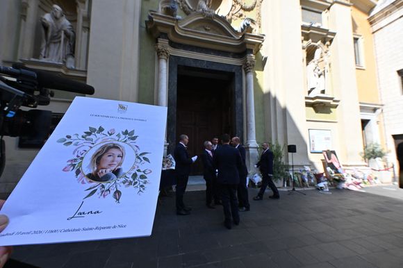 Les adieux ont eu lieu le 10 avril à la cathédrale Sainte-Réparate à Nice, lors d’une cérémonie très émouvante.

Violette Petrucciani (mère de Loana), Delphine, une amie proche de Loana, Mindy (fille de Loana) avec sa fille Maelysse sous le parapluie - Obsèques de Loana Petrucciani en la cathédrale Sainte-Réparate à Nice le 10 avril 2026. L'ancienne star de téléréalité a été retrouvée morte dans son appartement niçois par les autorités, le 25 mars dernier. © Bruno Bebert/Bestimage
