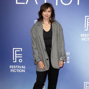Entre alimentation, activité physique et soins, elle explique avoir trouvé un équilibre, sans pour autant renoncer à tous les petits plaisirs.

Valérie Bonneton participe à la séance photo de la cérémonie de clôture du 27e Festival de fiction de La Rochelle, le 20 septembre 2025 à La Rochelle, en France.Photo de David NIVIERE/ABACAPRESS.COM