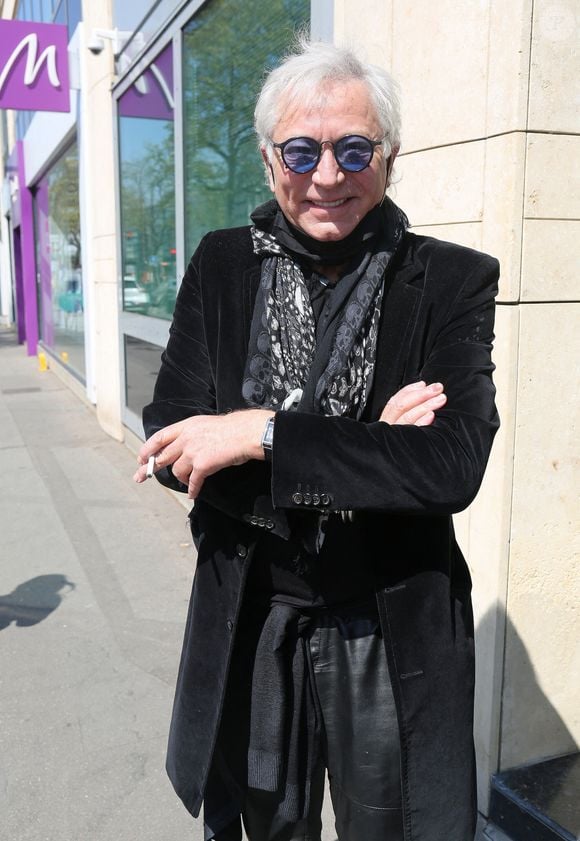 Exclusif - Laurent Boyer quitte les studios de la radio RTL une cigarette à la main à Paris le 19 avril 2021. © Panoramic / Bestimage