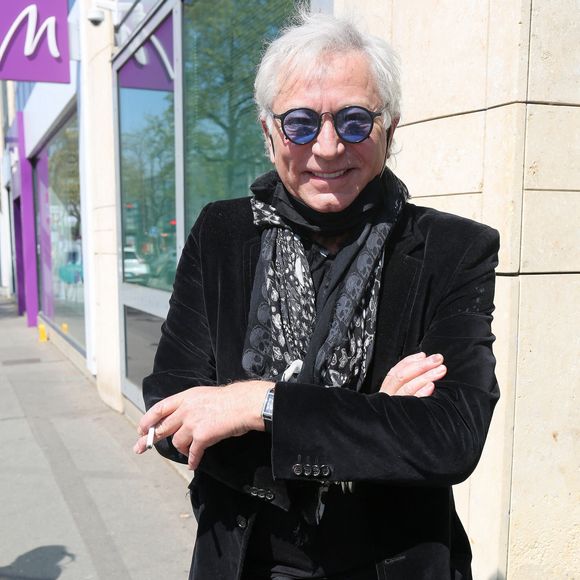 Exclusif - Laurent Boyer quitte les studios de la radio RTL une cigarette à la main à Paris le 19 avril 2021. © Panoramic / Bestimage