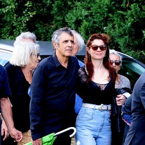 Julien Clerc et sa femme Hélène Grémillon aux obsèques civiles du journaliste Gérard Leclerc au cimetière des Trois-Moutiers à Loudun, dans la Vienne, France, le 24 août 2023; dont son père avait longtemps été le maire et où il avait lui-même siégé au conseil municipal. Le journaliste est mort dans un accident d'avion touristique qui s'est écrasé le 15 août. © Dominique Jacovides/Bestimage