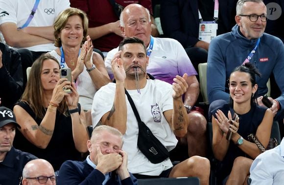 Laure Manaudou, Florent Manaudou et sa compagne Lola Dumenil - Les célébrités en tribunes pendant l'épreuve de basketball de Demi-Finale opposant la France à l'Allemagne lors des Jeux Olympiques de Paris 2024 (JO) à l'Arena Bercy, à Paris, France, le 8 août 2024. © Jacovides-Perusseau/Bestimage