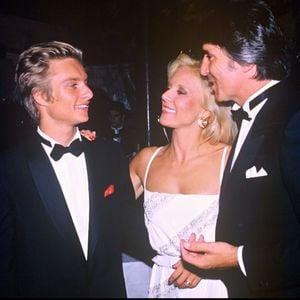 David Hallyday avec sa mère Sylvie Vartan et Tony Scotti en septembre 1984 lors de la soirée pour les 20 ans de carrière de Sylvie Vartan.
Bestimage