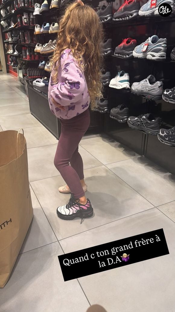 Elle souhaite leur offrir une vie normale.

Vitaa a partagé sa séance shopping avec ses enfants. Capture d'écran Instagram