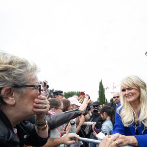Laeticia Hallyday avec Jean-Luc Moudenc (Maire de Toulouse) - Laeticia Hallyday et ses filles Jade et Joy inaugurent une esplanade portant le nom de Johnny Hallyday située en face du Zénith de Toulouse, le 15 juin 2019, date hautement symbolique puisque le rockeur aurait eu 76 ans. Laeticia a fait un discours poignant en hommage à son défunt mari et n'a pu retenir ses larmes face au public. Laeticia porte le pendentif crucifix de Johnny autour du cou. © Frédéric Maligne/Bestimage
