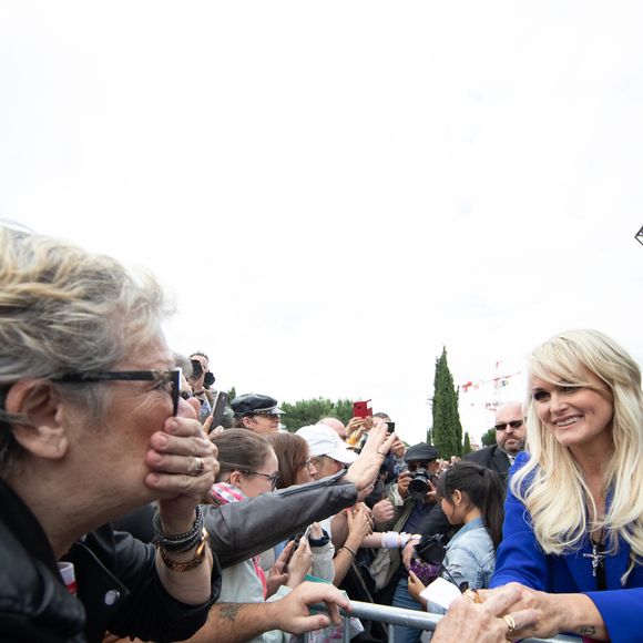 Laeticia Hallyday avec Jean-Luc Moudenc (Maire de Toulouse) - Laeticia Hallyday et ses filles Jade et Joy inaugurent une esplanade portant le nom de Johnny Hallyday située en face du Zénith de Toulouse, le 15 juin 2019, date hautement symbolique puisque le rockeur aurait eu 76 ans. Laeticia a fait un discours poignant en hommage à son défunt mari et n'a pu retenir ses larmes face au public. Laeticia porte le pendentif crucifix de Johnny autour du cou. © Frédéric Maligne/Bestimage