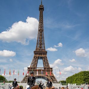 Hayley Barnhill sur Jasmin (1ère) avec Véronique Philipponnat (directrice ELLE France), Estelle Lefébure et Virginie Coupérie-Eiffel à la remise du Prix Elle lors de la 9ème édition du "Longines Paris Eiffel Jumping" au Champ de Mars à Paris, France, le 23 juin 2023. Pierre Perusseau/Bestimage