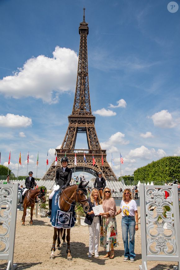 Hayley Barnhill sur Jasmin (1ère) avec Véronique Philipponnat (directrice ELLE France), Estelle Lefébure et Virginie Coupérie-Eiffel à la remise du Prix Elle lors de la 9ème édition du "Longines Paris Eiffel Jumping" au Champ de Mars à Paris, France, le 23 juin 2023. Pierre Perusseau/Bestimage