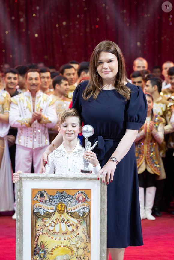 Camille Gottlieb remet le « Junior d’Argent » à Dmitro Onyshchenko - Soirée de clôture du 47ème Festival International du Cirque de Monte-Carlo sous le chapiteau de Fontvieille à Monaco, le 21 janvier 2025. © Olivier Huitel / Pool Monaco / Bestimage