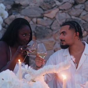 Sur les images publiées par RK, le couple apparaît installé autour d'un dîner, dans un décor qui ressemble à celui d'un véritable tournage
Le rappeur RK a partagé la vidéo de sa demande en mariage à Aya Nakamura sur Instagram le 7 août 2026.