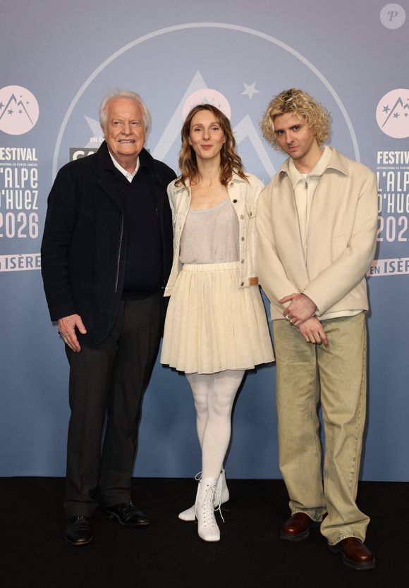 André Dussollier, Pauline Clément et Thomas Solivérès pour le film "Chers Parents" - Tapis rouge de la cérémonie d'ouverture du 29ème Festival International du Film de Comédie de l'Alpe d'Huez le 19 Janvier 2026. © Dominique Jacovides/Bestimage