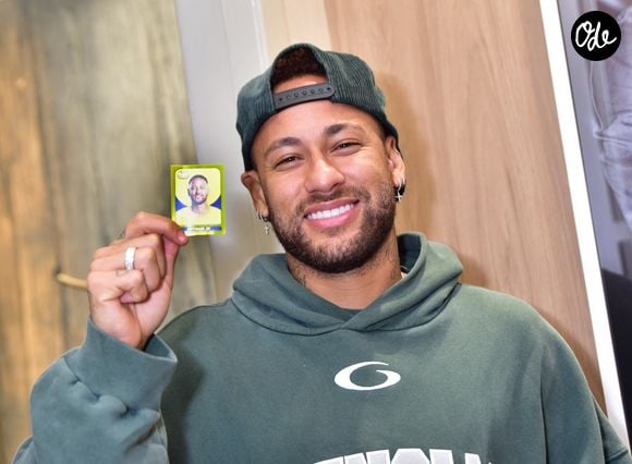 Neymar a notamment été associé à Oud Maracuja, tandis que l’escrimeur Enzo Lefort porte Papyrus Moléculaire. 

Exclusif - Santos, BRÉSIL - Neymar a été aperçu en train de recevoir un autocollant doré à son effigie à sa résidence, après avoir été convoqué pour la Coupe du Monde de la FIFA 2026.