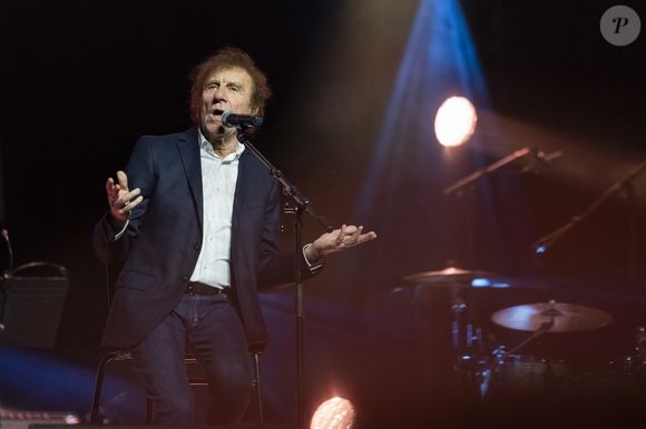 Alain Souchon a alors rapidement répondu : "Vous êtes marrant vous ! J'ai envie aussi d'aller sur la plage et de m'allonger !".

Exclusif - Alain Souchon au Gala de la Fondation Recherche Alzheimer à Paris, le 17 mars 2025. 

Photo : Olivier Borde - Bertrand Rindoff / Bestimage