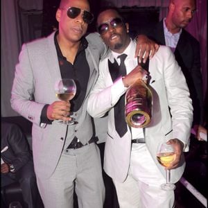 Malheureusement pour les intéressées, leur incroyable performance qui s'est déroulée au Texas, a été éclipsée par la récente requête faite par l'avocat de Jay-Z, liée à l'affaire P.Diddy. 

Jay-Z en compagnie de Beyoncé et P.Diddy lors d'une soirée dans les années 2000.