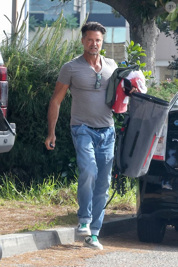 Avec sa société Jones Builders Group, il s'est spécialisé dans la construction de résidences d'exception dans les quartiers les plus huppés.

EXCLUSIVE Los Angeles, CA L'acteur David Charvet et sa petite amie Oksana Rykova mangent un morceau à Studio City avec sa fille.
Backgrid USA / Bestimage