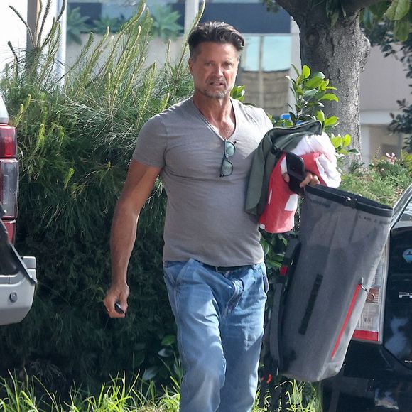 Avec sa société Jones Builders Group, il s'est spécialisé dans la construction de résidences d'exception dans les quartiers les plus huppés.

EXCLUSIVE Los Angeles, CA L'acteur David Charvet et sa petite amie Oksana Rykova mangent un morceau à Studio City avec sa fille.
Backgrid USA / Bestimage